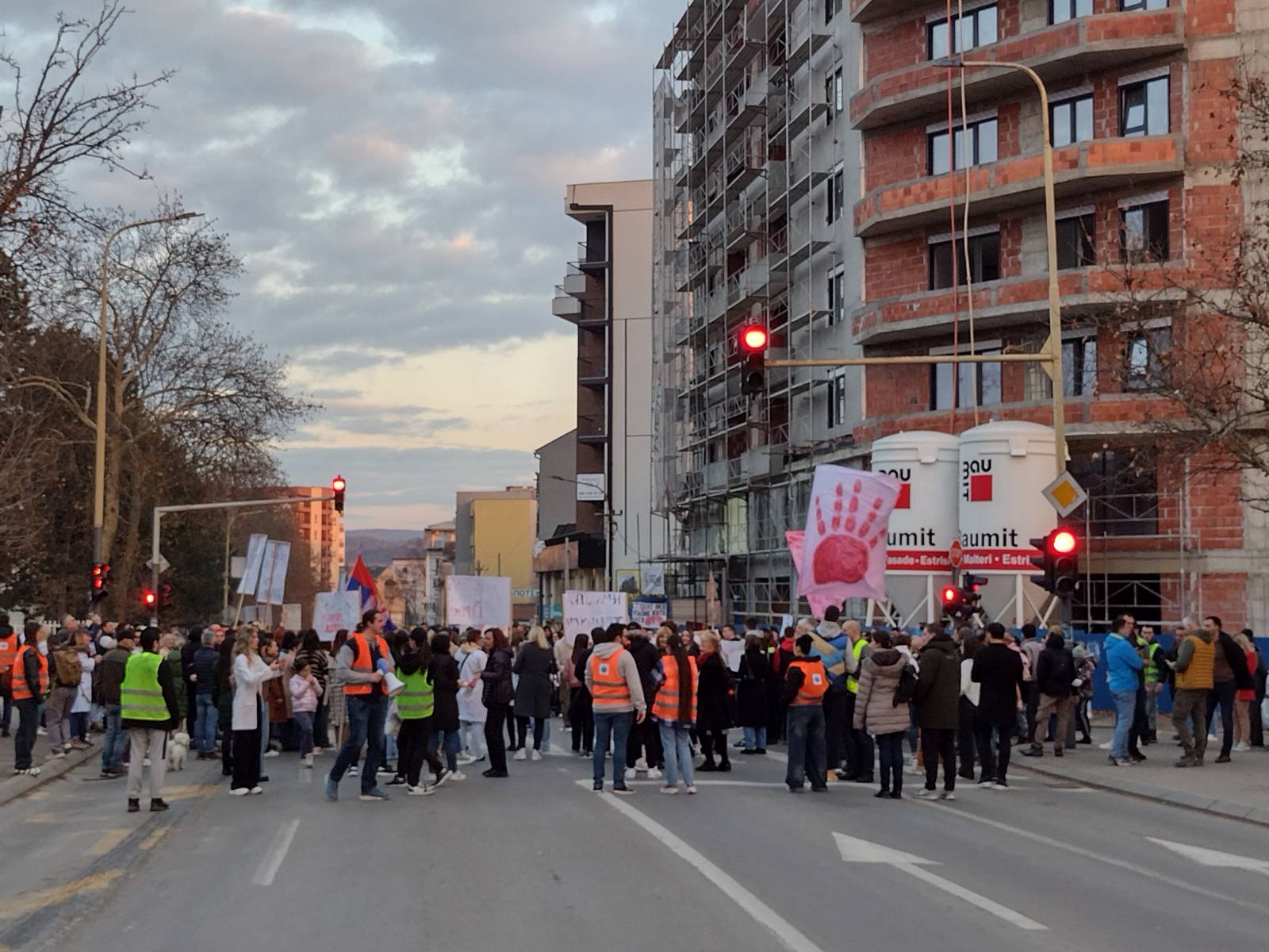 Svi na ulice, ne gazite doktore: Završen protest podrške povređenim lekarkama u Palmotićevoj 4 Svi na ulice, ne gazite doktore: Završen protest podrške povređenim lekarkama u Palmotićevoj 4