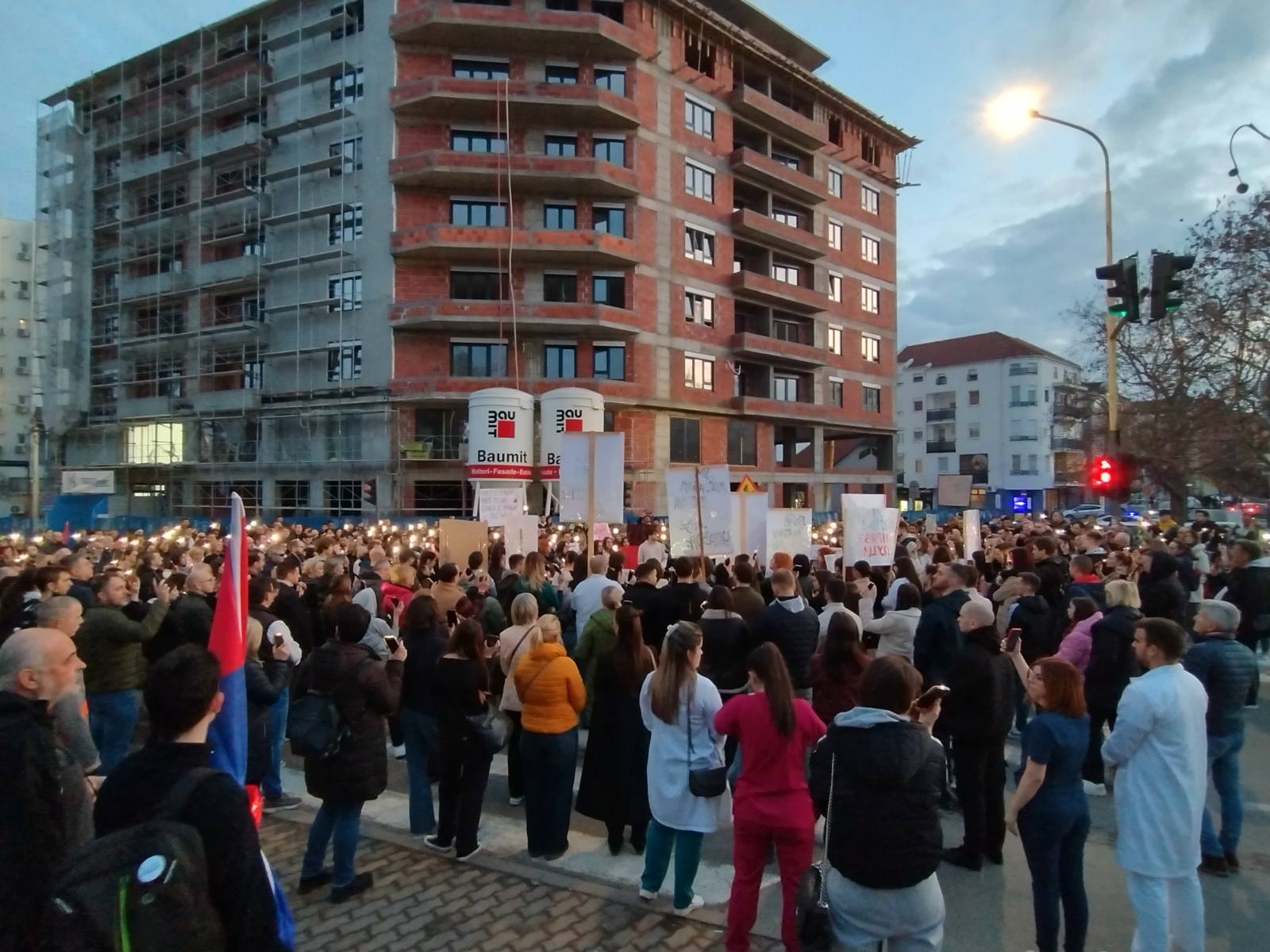 Svi na ulice, ne gazite doktore: Završen protest podrške povređenim lekarkama u Palmotićevoj 5 Svi na ulice, ne gazite doktore: Završen protest podrške povređenim lekarkama u Palmotićevoj 5