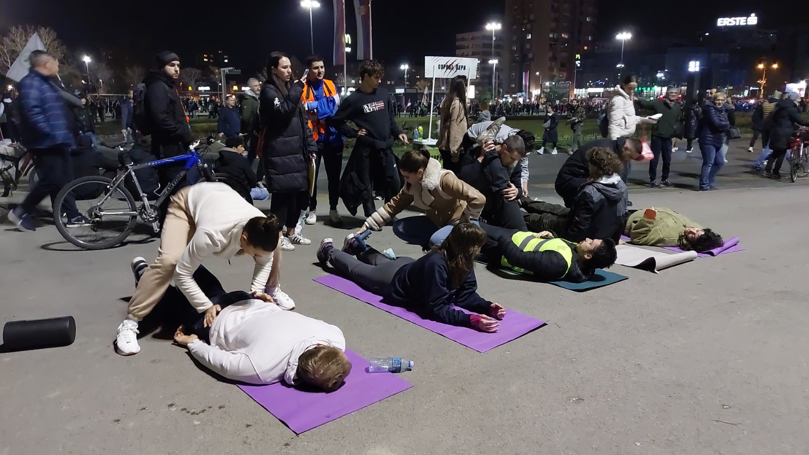 Studenti iz Beograda peške stigli u Novi Sad, odali poštu nastradalima: Noć će provesti na fakultetima, skup protekao bez incidenata (FOTO, VIDEO) 3