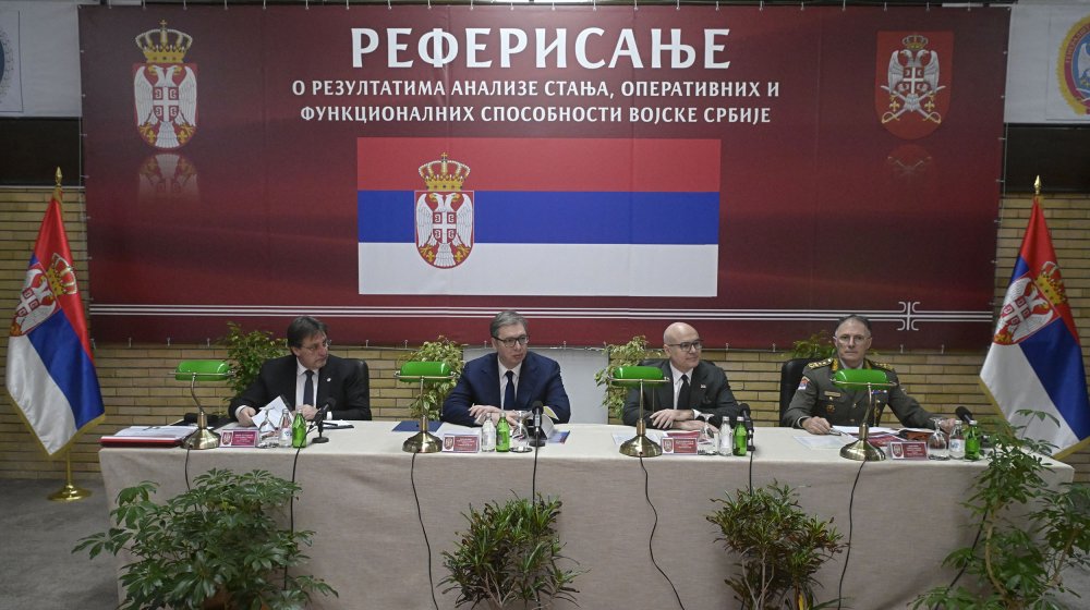 Dan posle ostavke premijera Vučić sa Vojskom 1