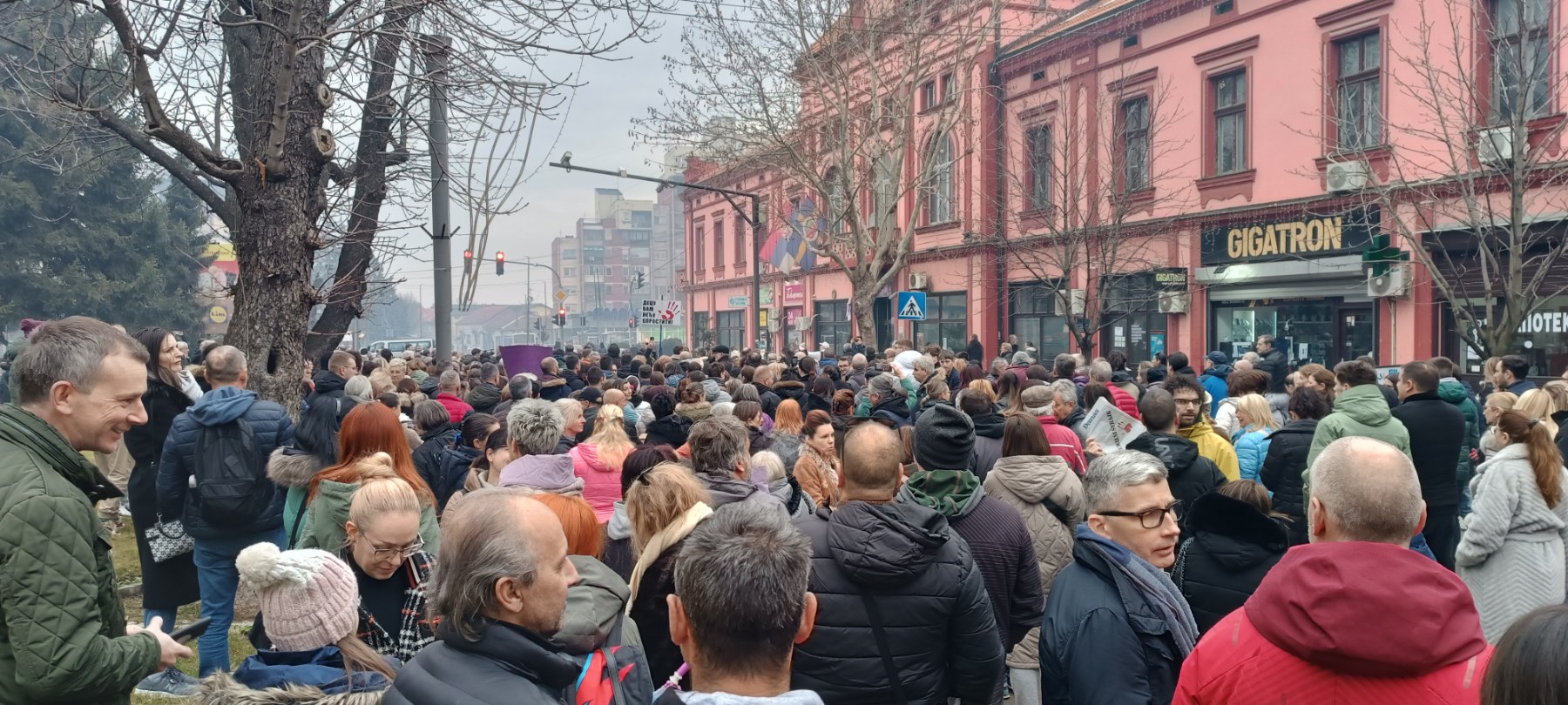 Zaječar u štrajku: Prosvetni radnici krenuli u protestnu šetnju 2