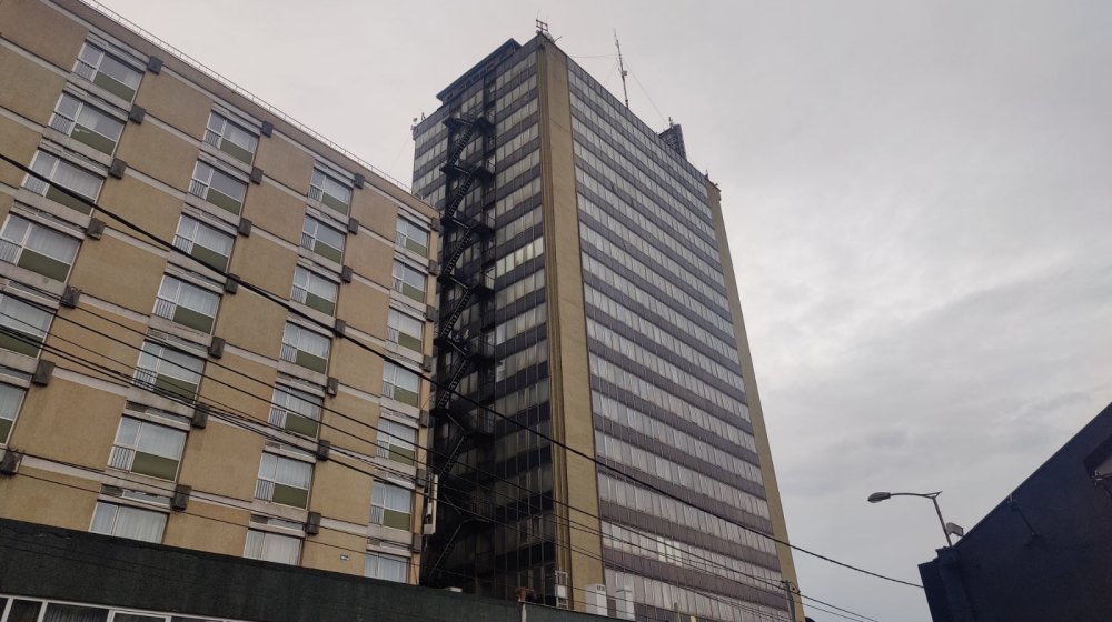 Pala ploča sa fasade Hotela Slavija 1