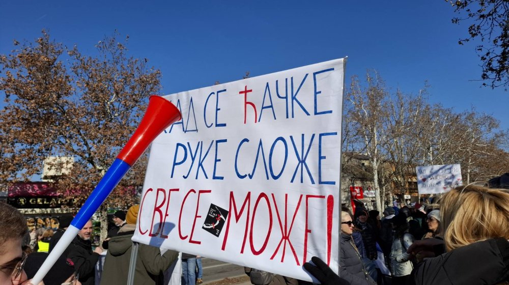 Srednjoškolci iz Novog Sada šetaju do Poljoprivredne škole u Futogu da podrže svoje vršnjake: "Želimo da ih ohrabrimo jer trpe pretnje da ne uđu u blokadu" 1