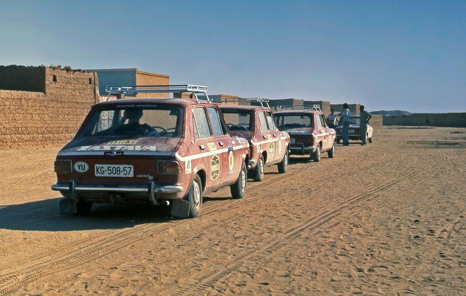 Kragujevac-Kilimandžaro: Dramatični put Zastave 101 ka vrhu Afrike 1 Karavan jugoslovenskih vozila u Vadi Halfi, u Sudanu