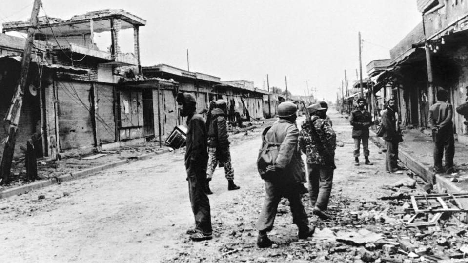 „Još imam 25 šrapnela u sebi": Bivši iranska deca vojnici otkrivaju doživotne traume 8 Crno-bela fotografija na kojoj su iranski vojnici