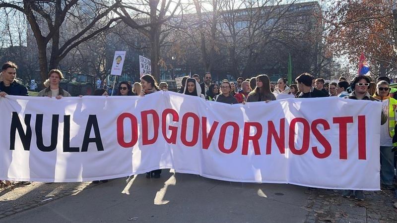 Promrzle demonstrante u Novom Sadu dočekali čaj i palačinke, podrška pop ikone Madone 30 studenti, studentski protest
