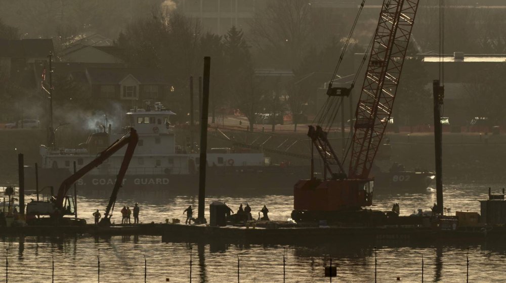 U toku izvlačenje olupina aviona i helikoptera u Vašingtonu: Identifikovano 55 od 67 žrtava nesreće