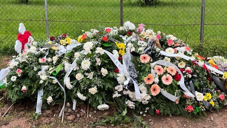 Zašto se nekad smejemo na sahranama 3 Cveće je čest deo pogrebnih rituala