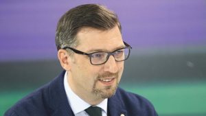 Evropski parlament nema snagu niti je u njihovoj nadležnosti da pojedincima uvodi sankcije, ali ta institucija ili njeni predstavnici u svojim izveštajima mogu da imenuju osobe za koje smatraju da krše ljudska prava ili demokratske principe i pozovu države članice EU ili Evropsku komisiju da ih sankcioniše, izjavio je danas Srđan Majstorović iz Centra za evropske politike.