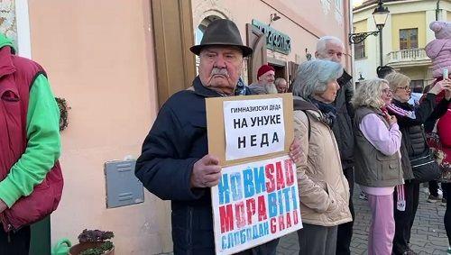 Studenti najavili blokade novosadskih mostova, poruka Novaka Đokovića 10 Stariji čovek sa šeširom drži plakat ispred sebe