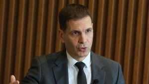 Predsednik Nove Demokratske stranke Srbije (Nova DSS) Miloš Jovanović izjavio je danas da je smena predsednika Aleksandra Vučića opšti interes nacije, društva i države, tvrdeći da on predstavlja opasnost i da sa njim Srbija ide u propast.