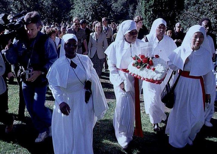 Zašto se nekad smejemo na sahranama 4 Časne sestre obučene u belo na sahrani