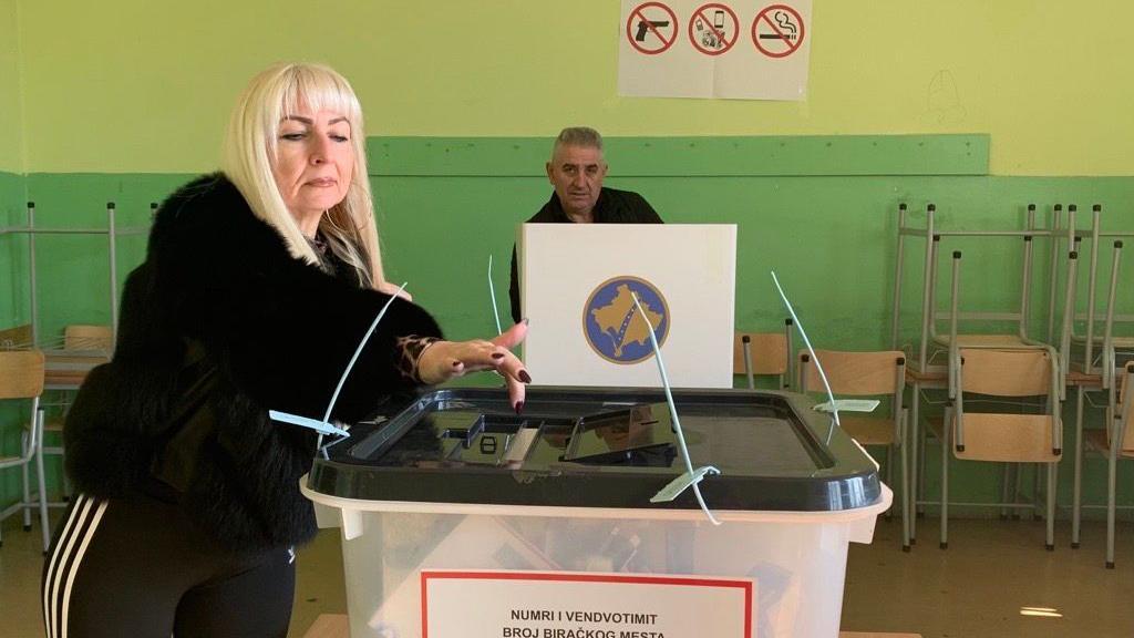 Izbori na Kosovu: Kurtijeva Pirova pobeda ili novi premijerski mandat 7 Izlaznost na izborima je bila niža nego pre četiri godine, oko 40 odsto