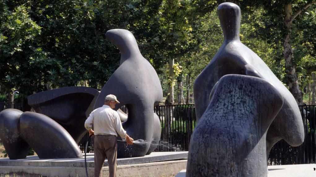 Remek-dela koja mogu da se vide samo u Teheranu 8 A gardener waters the grass in front of sculptures by British sculptor Henry Moore in the grounds of the Tehran Museum of Contemporary Art, September 1993