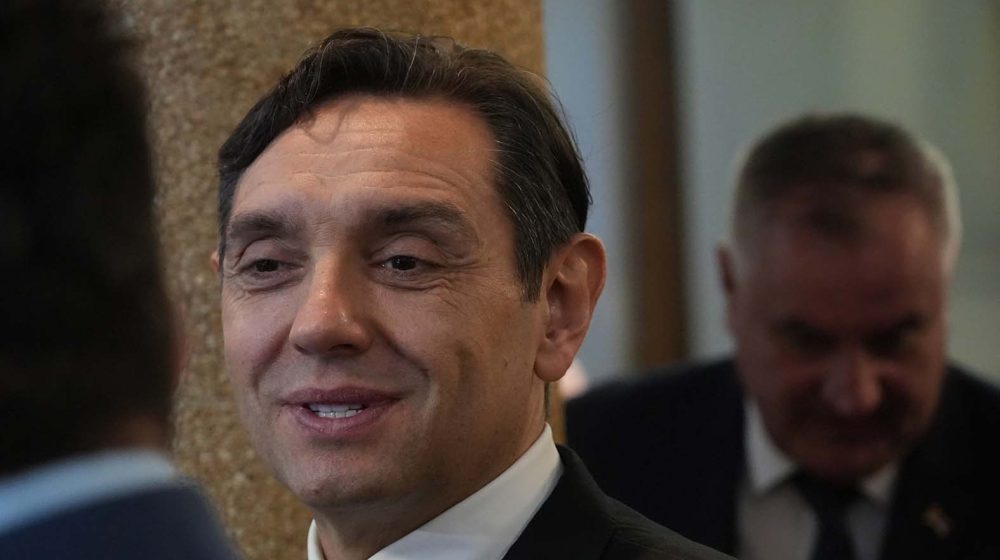 Vulin se zahvalio ruskim službama na pomoći u borbi protiv obojene revolucije u Srbiji 1