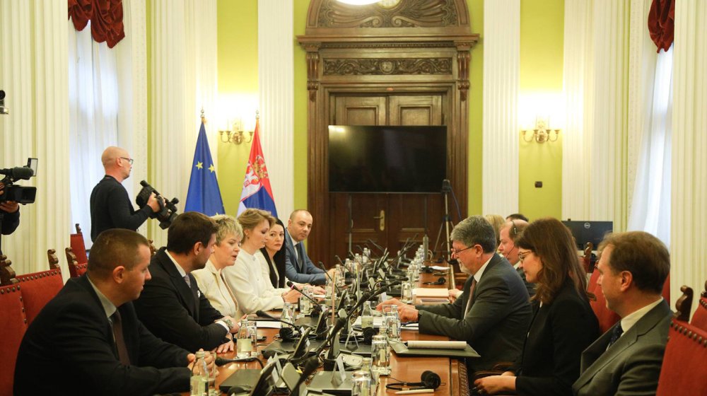 Poslanici vladajuće koalicije Piculi izneli zamerke na Nacrt teksta izveštaja o Srbiji 1