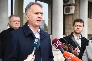 Prvog novembra ćemo mirno i dostojanstveno obeležiti godinu dana od tragedije, odati poštu nastradalima i poslati poruku Vučiću i njegovim saradnicima u udruženom zločinačkom poduhvatu da će svi oni odgovarati za svoje zločine, ali i ćutanje i relativizovanje zločina, poručuje Vladimir Vrsajkov, predsednik Odborničke grupe SSP u Skupštini grada Novog Sada.