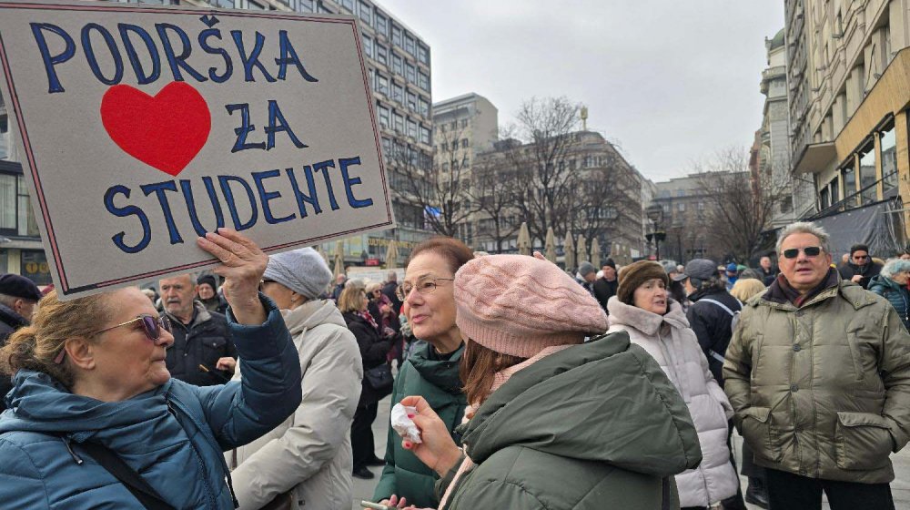 Skup penzionera 27. maja na Trgu Republike kao podrška studentskom zahtevu za prevremene parlamentarne izbore 1