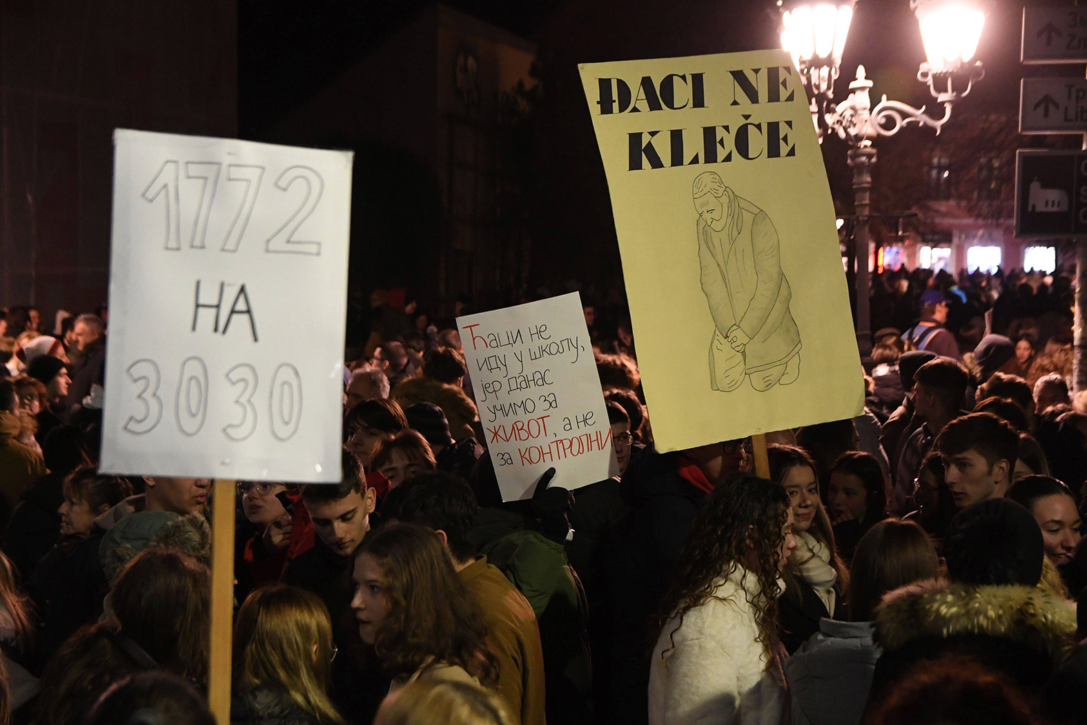 Apel zaposlenih u Jovinoj gimnaziji u Novom Sadu zbog neprimerenog ponašanja rukovodstva škole: Direktor svedočanstva potpisivao na Paliću, učenici čekali satima 2