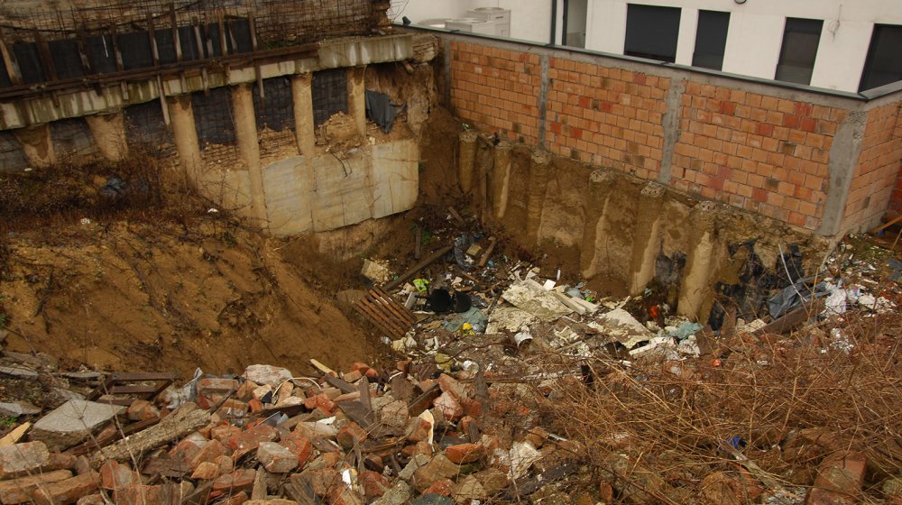 "Mi molimo za naše, ne za tuđe": Stanari zgrade koja se urušila pre skoro četiri godine i dalje u privremenom smeštaju (FOTO) 1