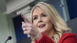 "Vi ste levičarski šarlatan, niste novinar": Trampova portparolka uputila uvrede zbog "pristrasnog" pitanja 1