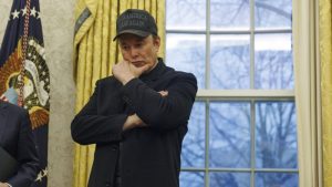 Kontroverzni milijarder odlazi iz Bele kuće razočaran velikim državnim rashodima i birokratijom.
 