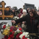 Veliki broj ljudi na grobu Navaljnog, na godišnjicu smrti ruskog opozicionog lidera (FOTO) 3