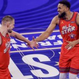 Vembanjama poneo knjigu na Ol star utakmicu, Jokićeva reakcija nasmejala sve u svlačionici (VIDEO) 5