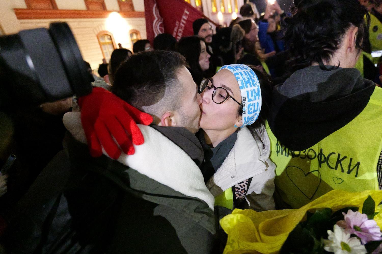 'Mi za umor ne znamo': Studenti koji pešače blizu Kragujevca, kolege se spremaju za doček 34 Poljubac na kraju trke