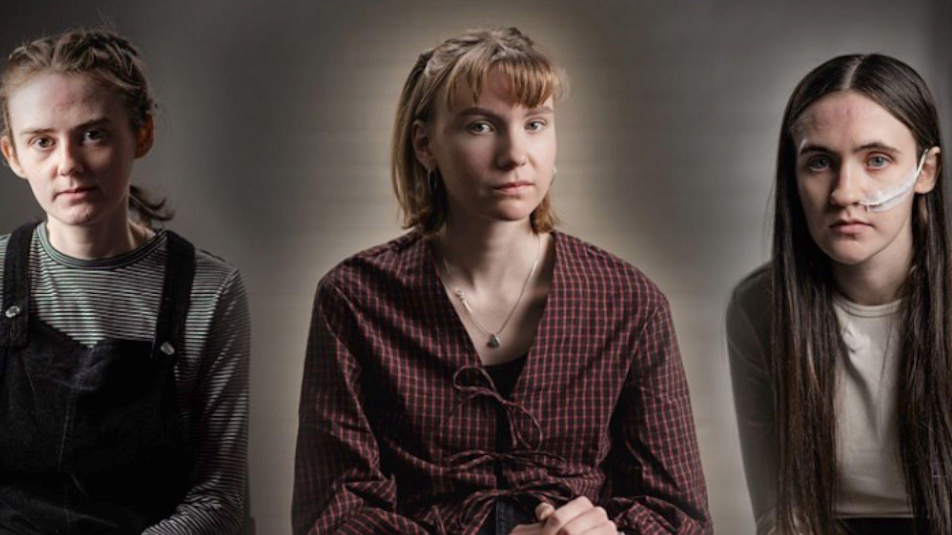 'Kultura svireposti': Košmarna nega u britanskoj psihijatrijskoj bolnici za decu 1 Tri devojke gledaju u kameru