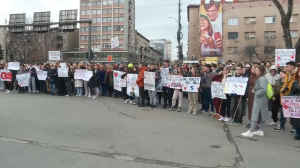 Skup u Nišu ispred suda, ispraćaj studenata za Kragujevac 1
