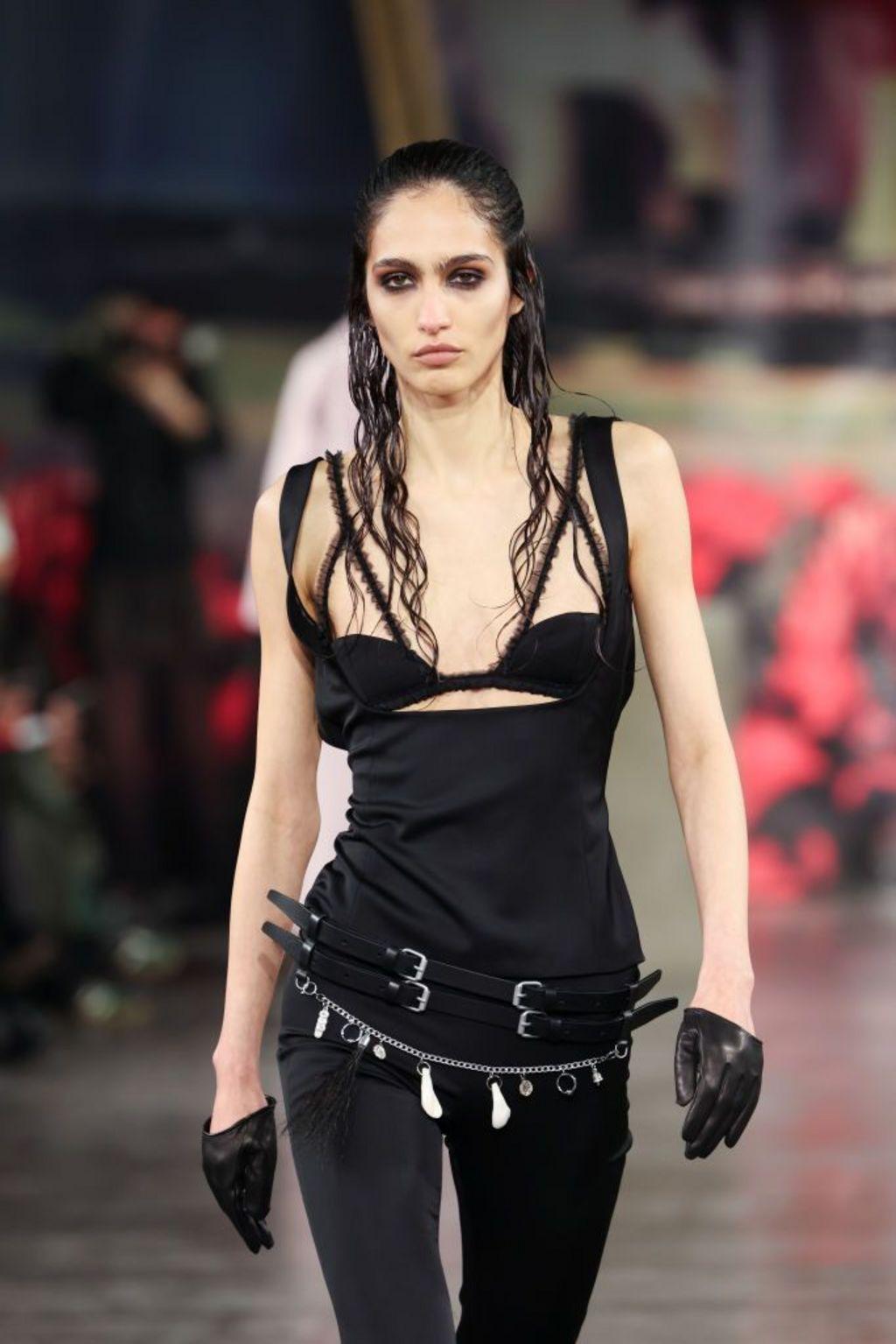 Modne kuće ne odustaju od mršavih manekenki 9 Model na reviji brenda 032c tokom Nedelje mode u Parizu 2025. godine