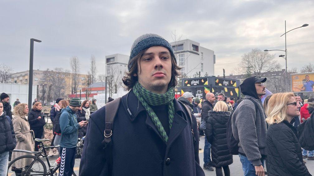 Novi Sad dobio gradonačelnika, incidenti ispred skupštine - jajima, jogurtom i farbom na policiju 4 Muškarac sa kapom portret