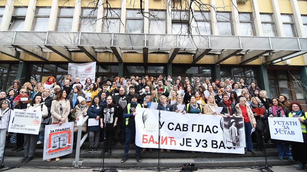Advokati, prosvetari i studenti na protestu ispred suda u Novom Sadu: "Kad nema pravde stradaju nevini" 1