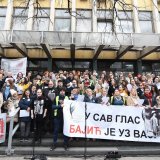 Advokati, prosvetari i studenti na protestu ispred suda u Novom Sadu: "Kad nema pravde stradaju nevini" 2