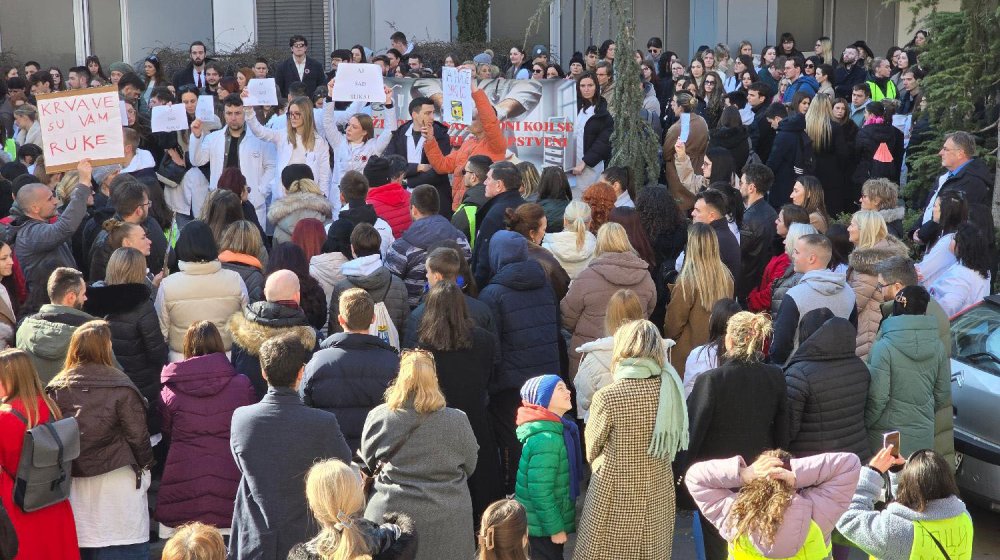 Tišina ispred Kliničkog centra: Medicinski i Stomatološki fakultet podržali zdravstvene radnike 1