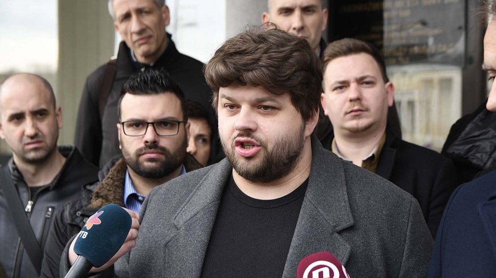 Novosadska opozicija podnela ustavnu žalbu zbog ponašanja policije koja im nije dozvolila da uđu na sednicu: "Ako se i preko ovoga pređe, ko zna šta nas sledeće dočekati" 1