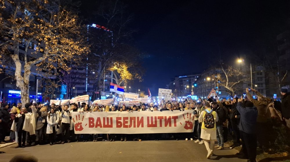 "Vaš beli štit": Na blokadi tri mosta u Novom Sadu studentima se pridružili i medicinski radnici 1