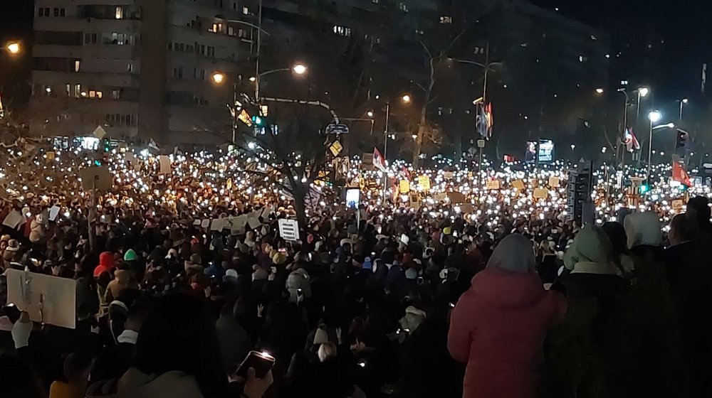 Sinoć dovršeno 15. minuta tišine koja je nasilno prekinuta na protestu u subotu: Glumac Pozorišta na Terazijama (VIDEO) 1