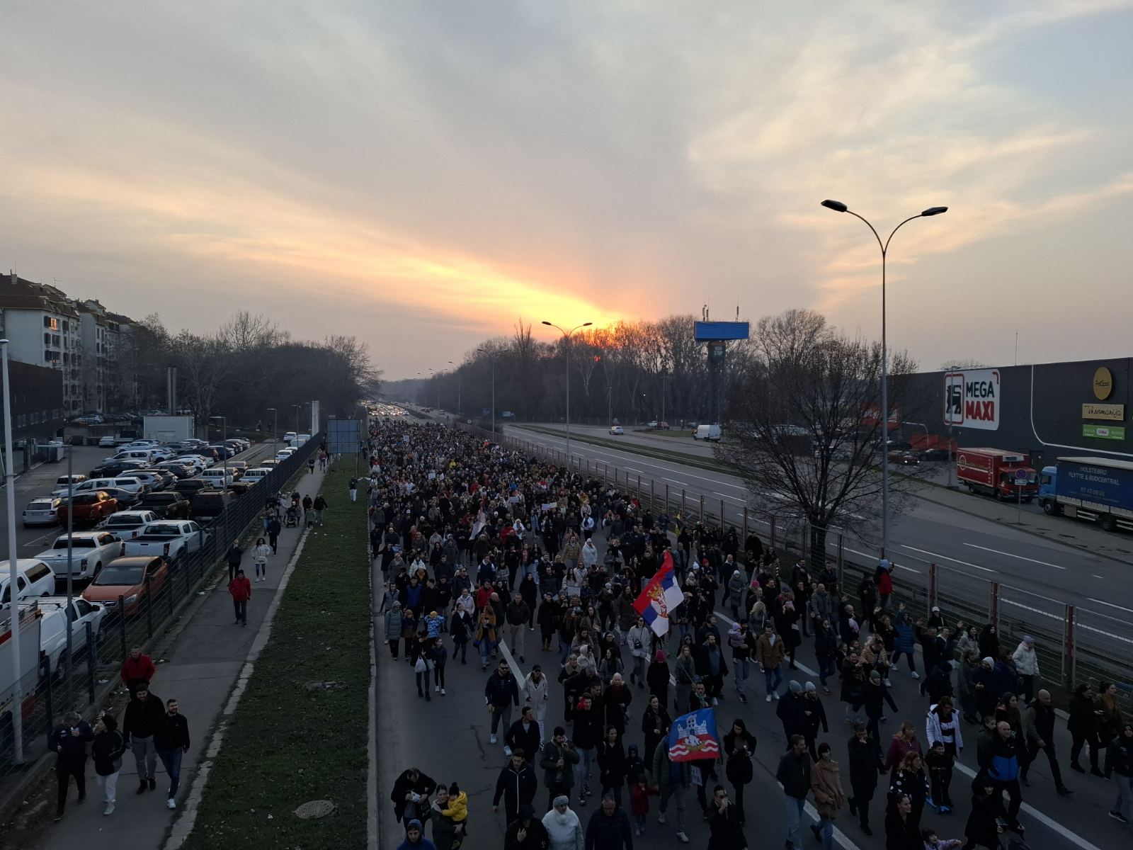 Protest na Čukarici, šetnja preko Ade Ciganlije do Sajma (FOTO; VIDEO) 2 Protest na Čukarici, šetnja preko Ade Ciganlije do Sajma (FOTO; VIDEO) 2