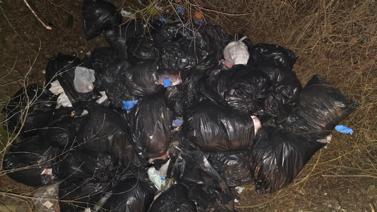 U koritu presušene reke u Velikom Borku razbacan infektivni medicinski otpad (FOTO) 4