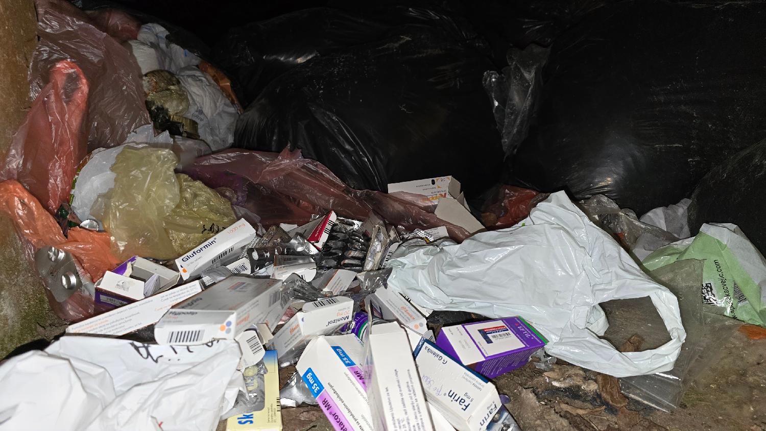 U koritu presušene reke u Velikom Borku razbacan infektivni medicinski otpad (FOTO) 3