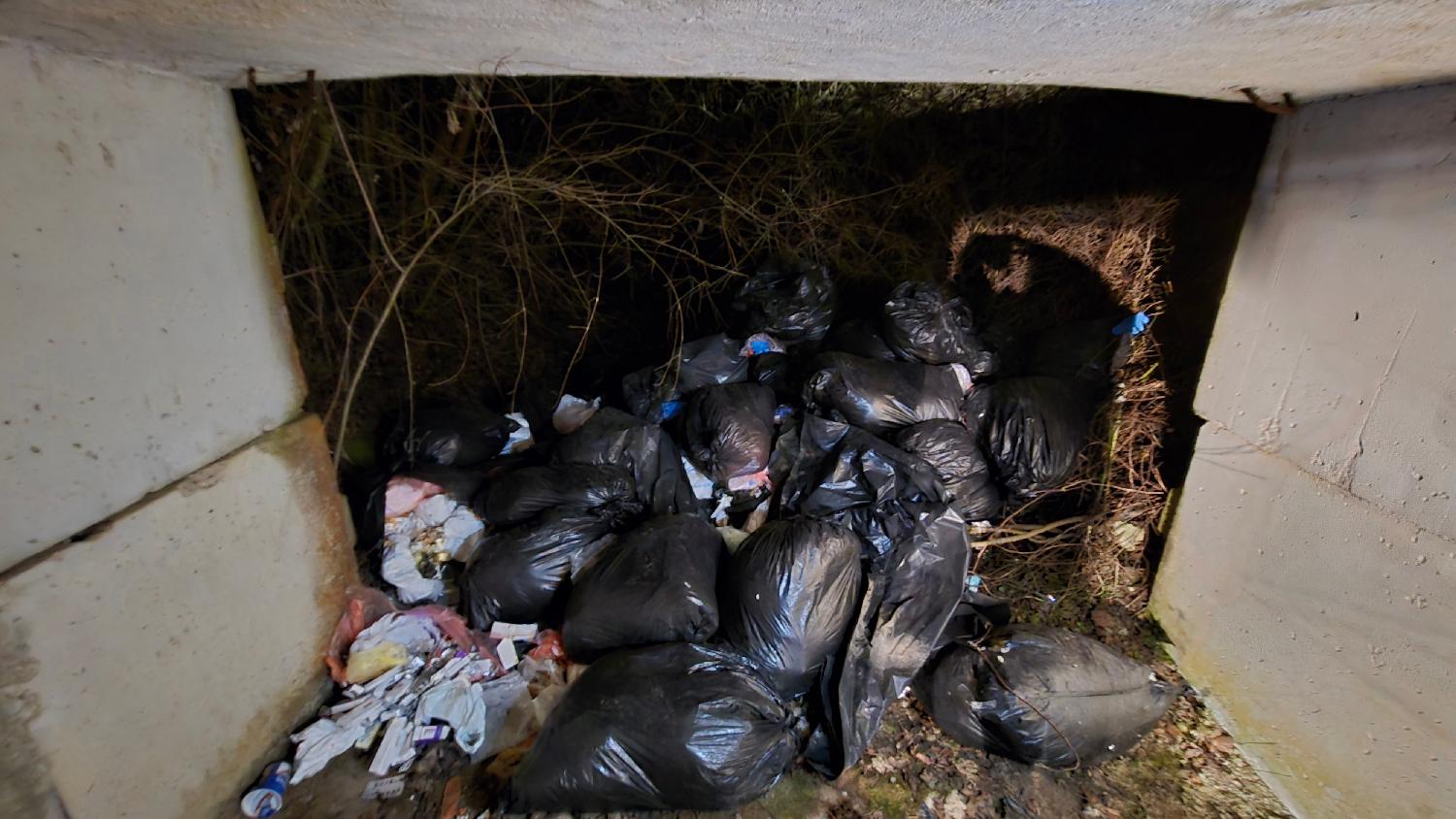 U koritu presušene reke u Velikom Borku razbacan infektivni medicinski otpad (FOTO) 2