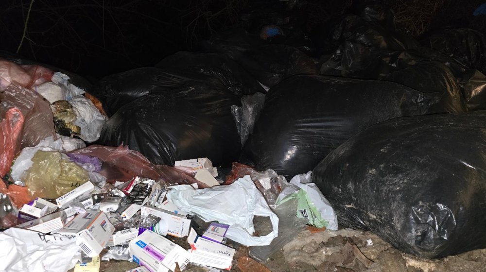 U koritu presušene reke u Velikom Borku razbacan infektivni medicinski otpad (FOTO) 1