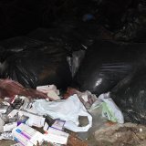 U koritu presušene reke u Velikom Borku razbacan infektivni medicinski otpad (FOTO) 5