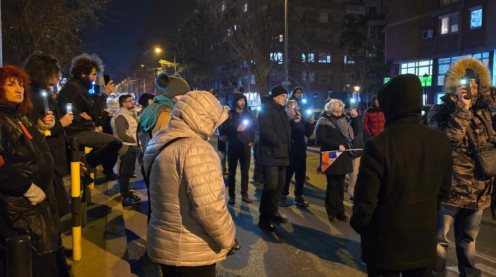 Stanovnici Karaburme odali poštu nastradalima u Novom Sadu, blokada bez incidenata 1