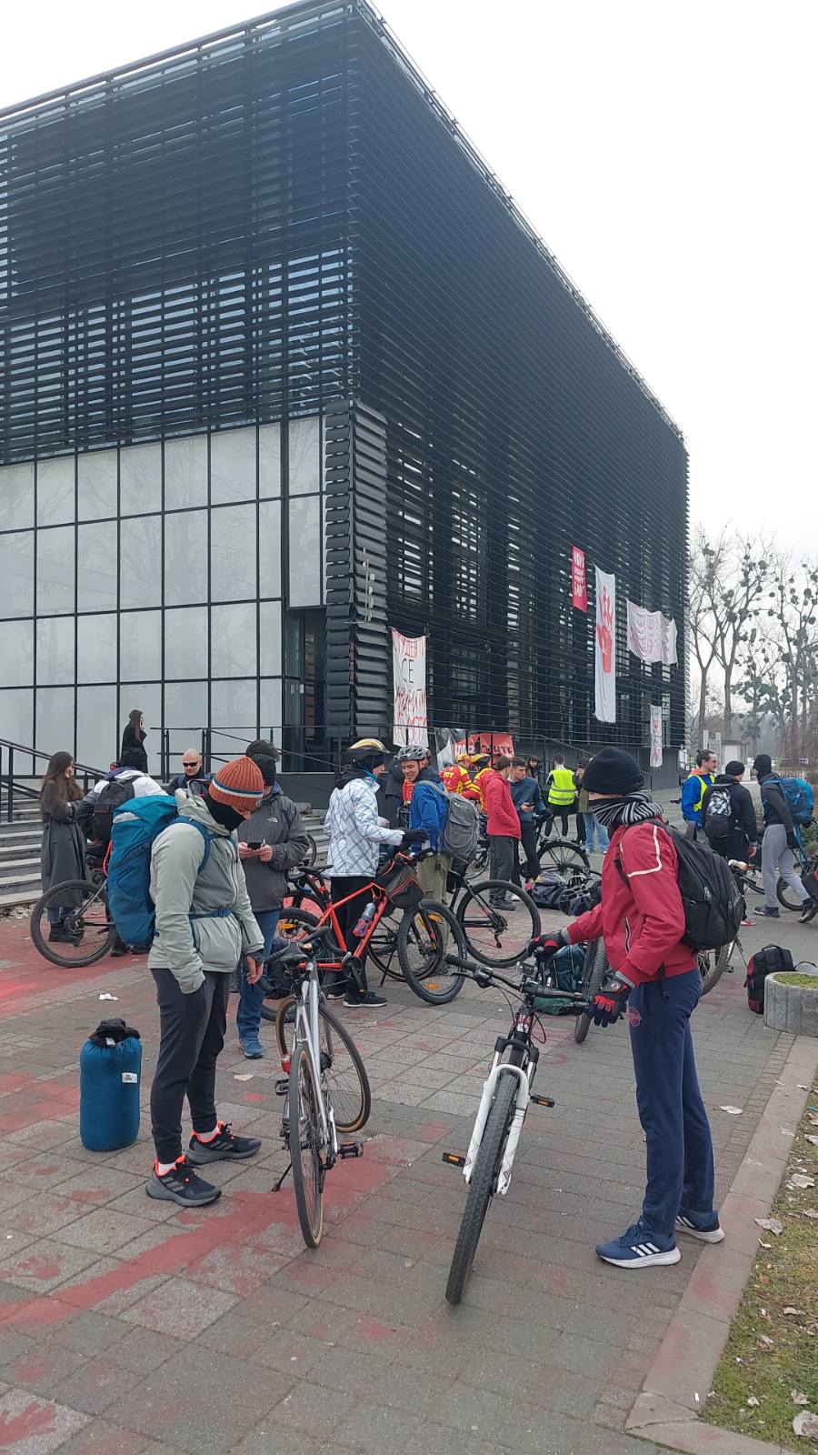 Studenti iz Novog Sada biciklima krenuli na protest u Niš (FOTO) 4