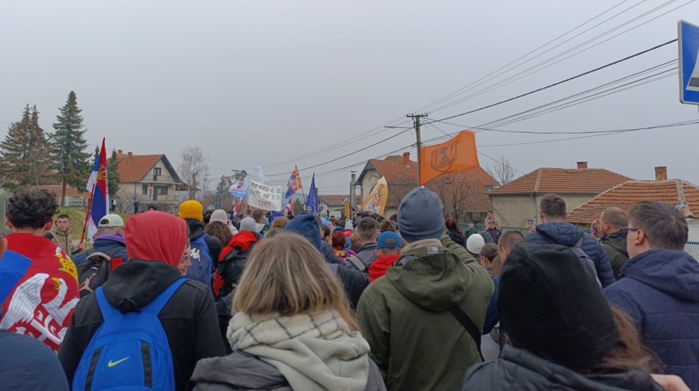 Studenti i srednjiškolci iz Niša koji pešače na protest u Bepgrad, stgli večeras u Svilajnac (VIDEO) 1