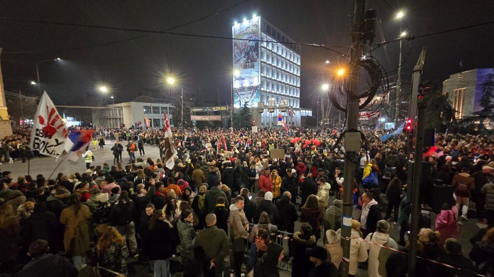 Doček studenata u Nišu: Veliki broj građana na ulicama, crveni tepih, vatromet, bakljada i cveće za studente (FOTO, VIDEO) 1