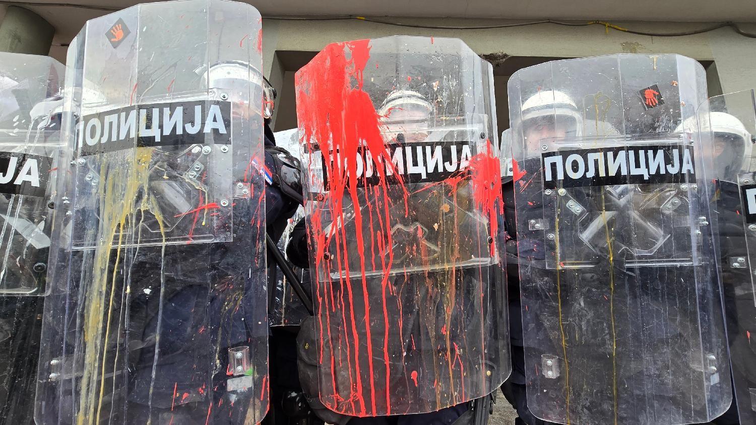 Izbor gradonačelnika Novog Sada uz jaja i jogurt, opozicioni političari pušteni iz pritvora 15 Crvena farba na štitu policije i razbijena jaja
